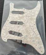 PICKGUARD STRAT SSS 8 TROUS AGED PEARL WD MUSIC MINI SWITCH