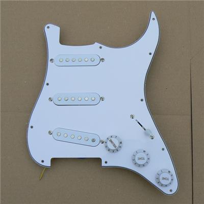 PICKGUARD STRAT SSS BLANC PRE-ASSEMBLE