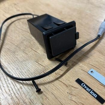 BOITIER VERTICAL POUR PILE 9V OVATION CELEBRITY ET AUTRES